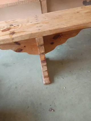 Tavolo in legno con 7 sedie e panche