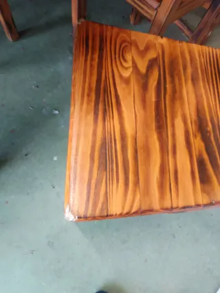 Tavolo in legno con 7 sedie e panche
