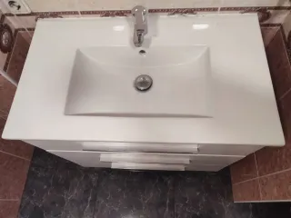Mueble de baño blanco y plateado