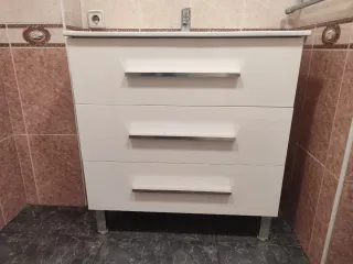 Mueble de baño blanco y plateado