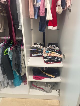 4 Armarios Blancos con Tiradores Dorados