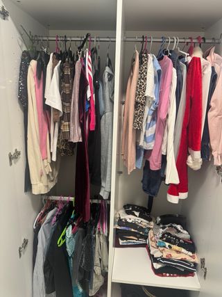 4 Armarios Blancos con Tiradores Dorados