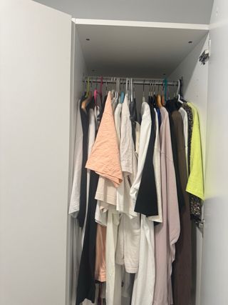 4 Armarios Blancos con Tiradores Dorados