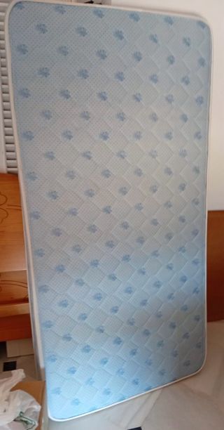 Colchón de tela azul con estampado floral