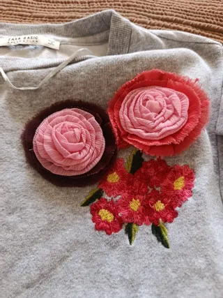 Sudadera Zara flores relieve gris talla S