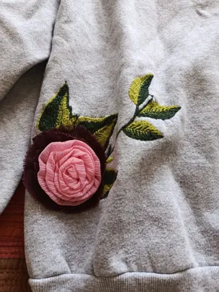 Sudadera Zara flores relieve gris talla S