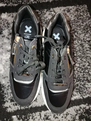 Zapatillas deportivas negras y doradas