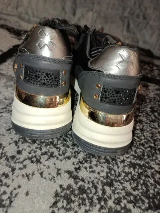 Zapatillas deportivas negras y doradas