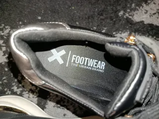 Zapatillas deportivas negras y doradas