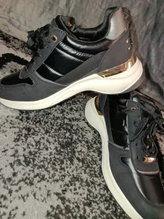 Zapatillas deportivas negras y doradas
