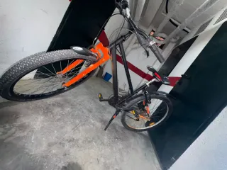 Bicicleta Montaña Negra y Naranja
