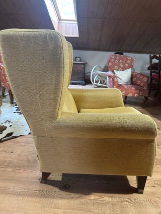 Sillón amarillo de tela