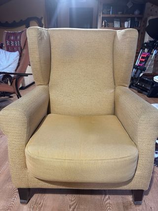 Sillón amarillo de tela