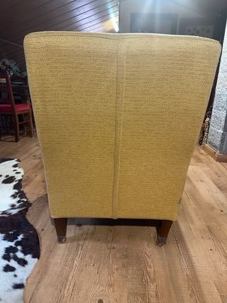 Sillón amarillo de tela