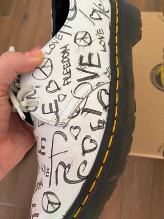 Zapatos Dr. Martens blancos con estampado