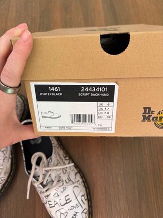Zapatos Dr. Martens blancos con estampado