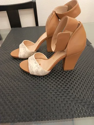 Sandalias Unisa de piel con tacón beige oscuro y b