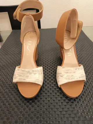 Sandalias Unisa de piel con tacón beige oscuro y b