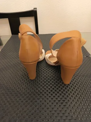 Sandalias Unisa de piel con tacón beige oscuro y b