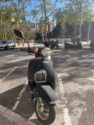 Daelim Besbi 125 Scooter Negra