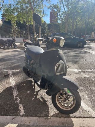 Daelim Besbi 125 Scooter Negra