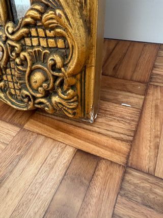 Espelho Dourado com Moldura Ornamentada