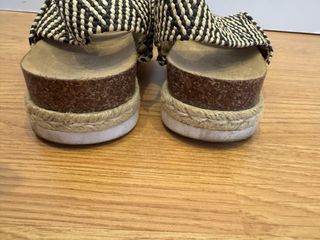 Sandalias de cuña con estampado geométrico