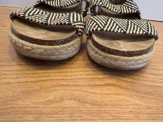 Sandalias de cuña con estampado geométrico