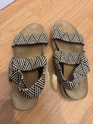 Sandalias de cuña con estampado geométrico