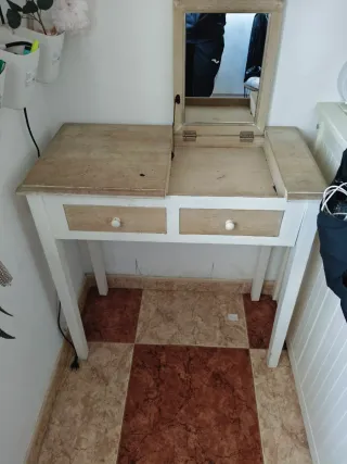 Tocador de madera con espejo