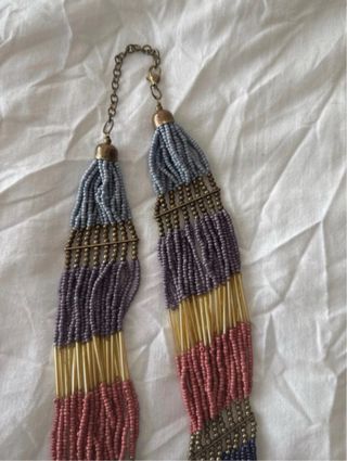 Colar de contas com franjas douradas