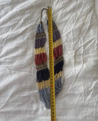 Colar de contas com franjas douradas