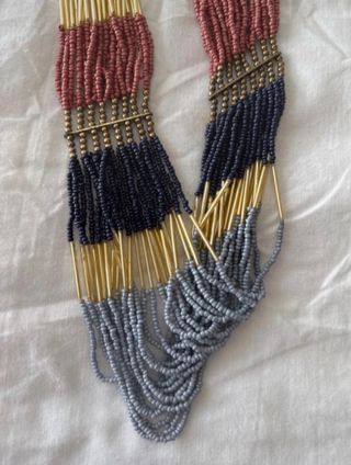 Colar de contas com franjas douradas