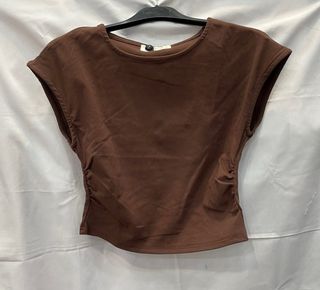 Blusa corta sin mangas casual