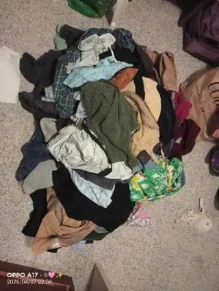 Lote 90 piezas ropa variada.