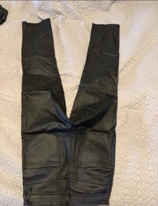 Pantalones efecto piel negros