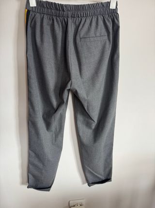 Pantalones grises con raya lateral
