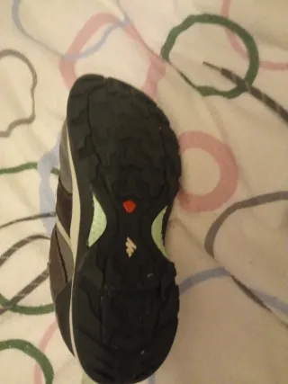 Zapatillas de montaña grises y verdes