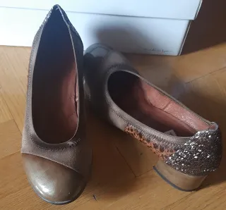 Zapatos tacón bajo marrones de ante charol y piel