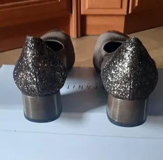 Zapatos tacón bajo marrones de ante charol y piel