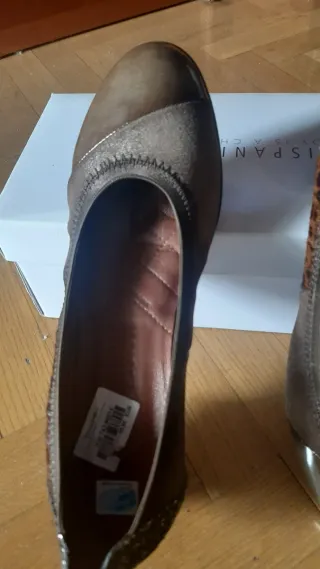 Zapatos tacón bajo marrones de ante charol y piel