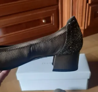 Zapatos tacón bajo marrones de ante charol y piel