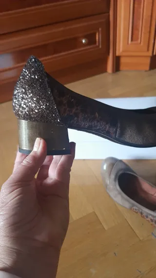 Zapatos tacón bajo marrones de ante charol y piel