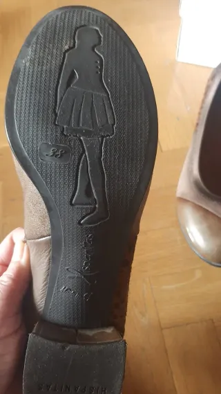 Zapatos tacón bajo marrones de ante charol y piel