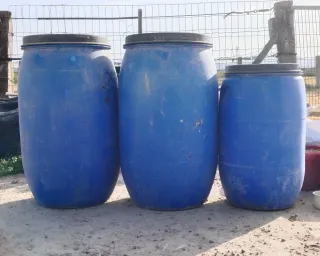 Bidones azules de plástico