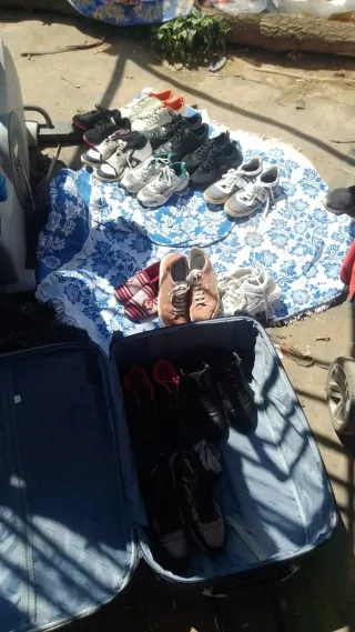 Zapatos deportivos negros y blancos