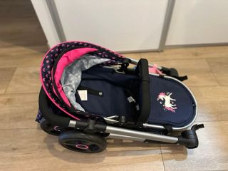 Carro de muñecas y muñeca reborn.