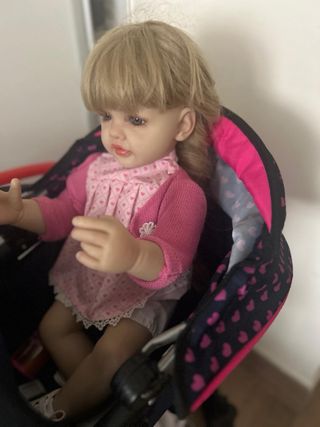 Carro de muñecas y muñeca reborn.