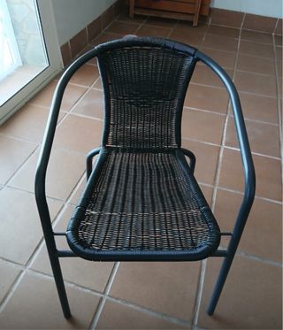 Sillas de terraza negras de mimbre 6 unidades 30€