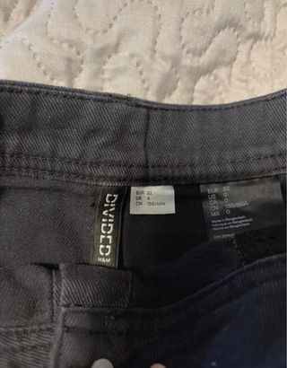 Falda negra de botones